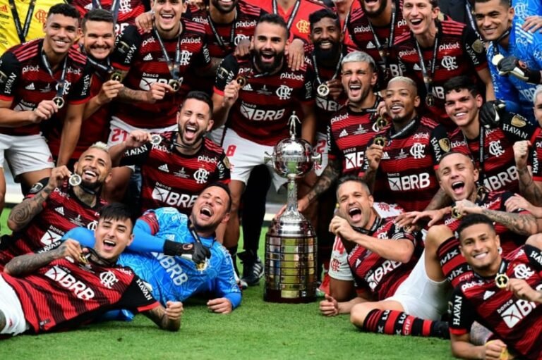 Flamengo ultrapassa Palmeiras e é eleito melhor time do mundo em novembro