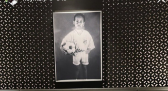 Neymar exibe quadro com foto sua criança com camisa do Santos em seu quarto no Catar