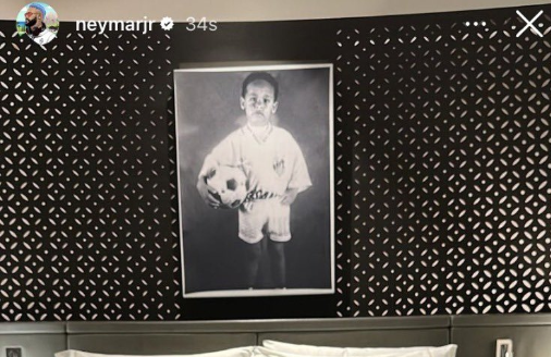 Neymar exibe quadro com foto sua criança com camisa do Santos em seu quarto no Catar