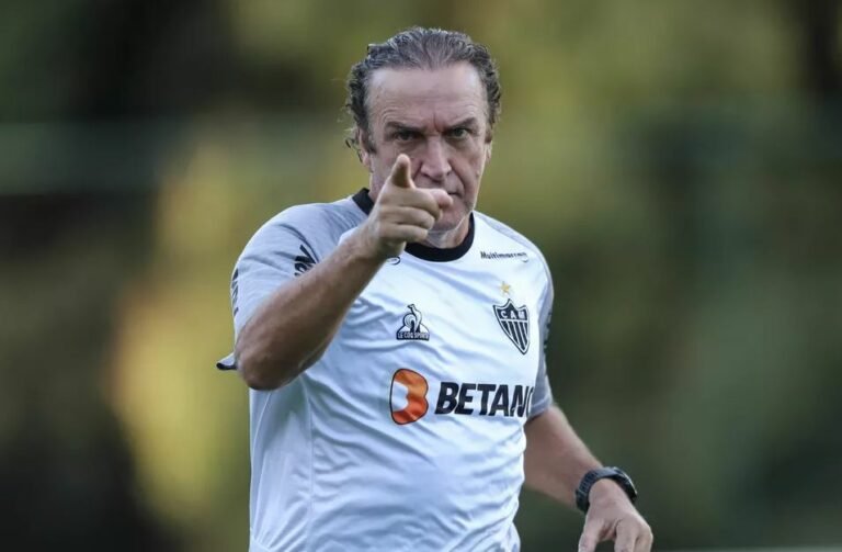 Cuca garante que vai ajudar jogador do Corinthians