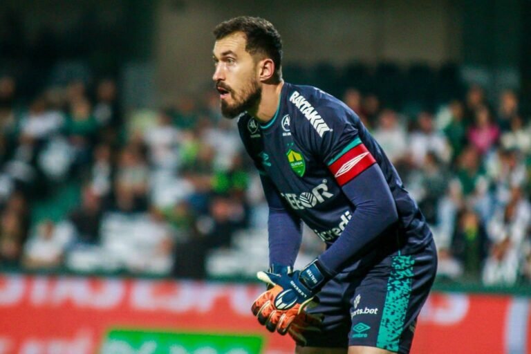 Grêmio, São Paulo e Vasco monitoram situação de goleiro Walter