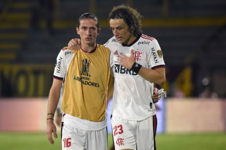 Flamengo encaminha renovações de David Luiz e Filipe Luís