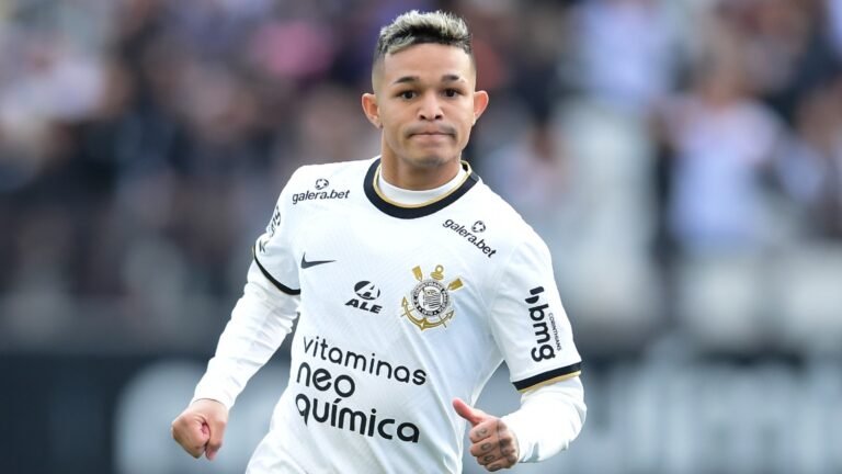 Corinthians planeja conversas para aumento salarial do jovem Adson