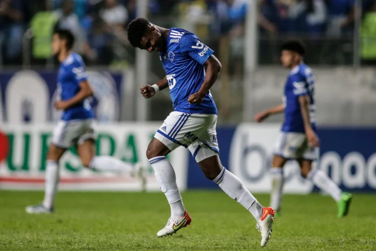 Cruzeiro devolve Lincoln para clube japonês após empréstimo