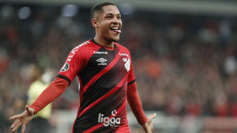 Vitor Roque é observado por Benfica e Atlético de Madrid, afirma jornal português