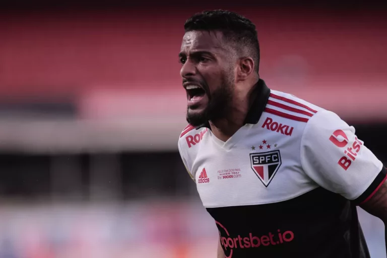 Vasco entra na briga com três equipes brasileiras por Reinaldo