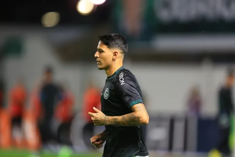 Botafogo negocia a contratação de Caetano, zagueiro que atuou pelo Goiás em 2022