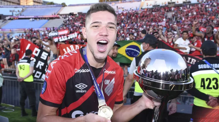 Vasco demonstra interesse em atacante do Athletico, que topa vendê-lo
