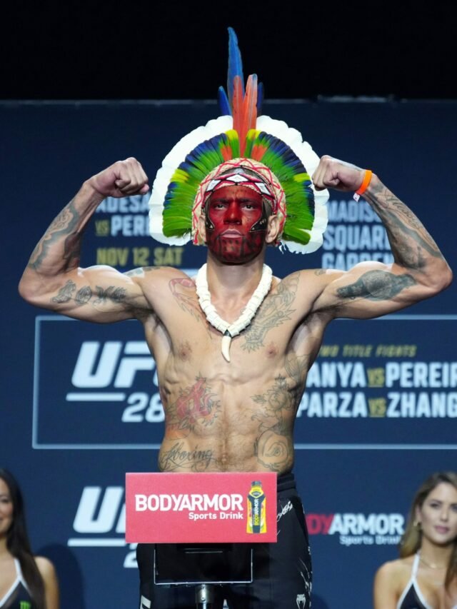 alex-poatan-sobe-na-balanca-na-pesagem-cerimonial-para-a-luta-principal-do-ufc-281-contra-israel-adesanya-1668222085713_v2_1x1