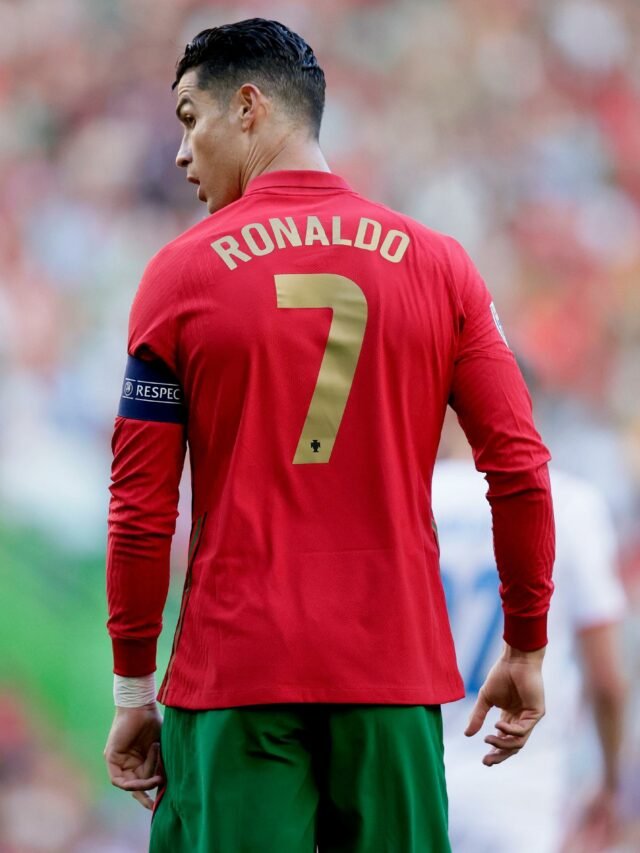 cristiano-ronaldo-em-acao-com-a-camisa-de-portugal-no-jogo-contra-a-republica-tcheca-1654802194674_v2_1440x1920