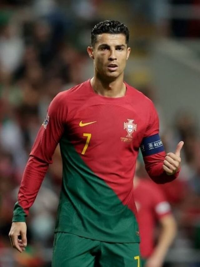 cristiano-ronaldo-em-acao-por-portugal-durante-partida-contra-a-espanha-em-partida-da-liga-das-nacoes-1664310229859_v2_450x600