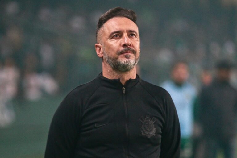 Flamengo sondou três treinadores antes de acordo com Vítor Pereira