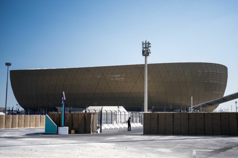 Nova polêmica no Catar: Migrantes retirados dos estádios antes das vistorias da FIFA