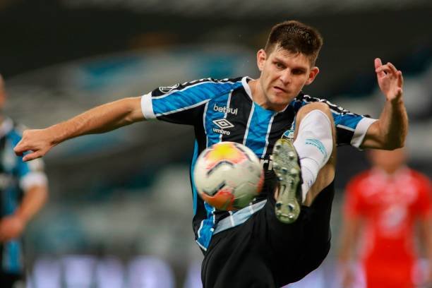 Empresário revela exigências para Kannemann renovar com o Grêmio