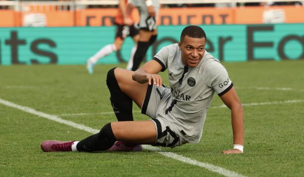 Mbappé deixa jogo do PSG por lesão e preocupa torcida francesa