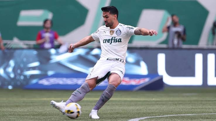 Palmeiras assina renovação de contrato com zagueiro