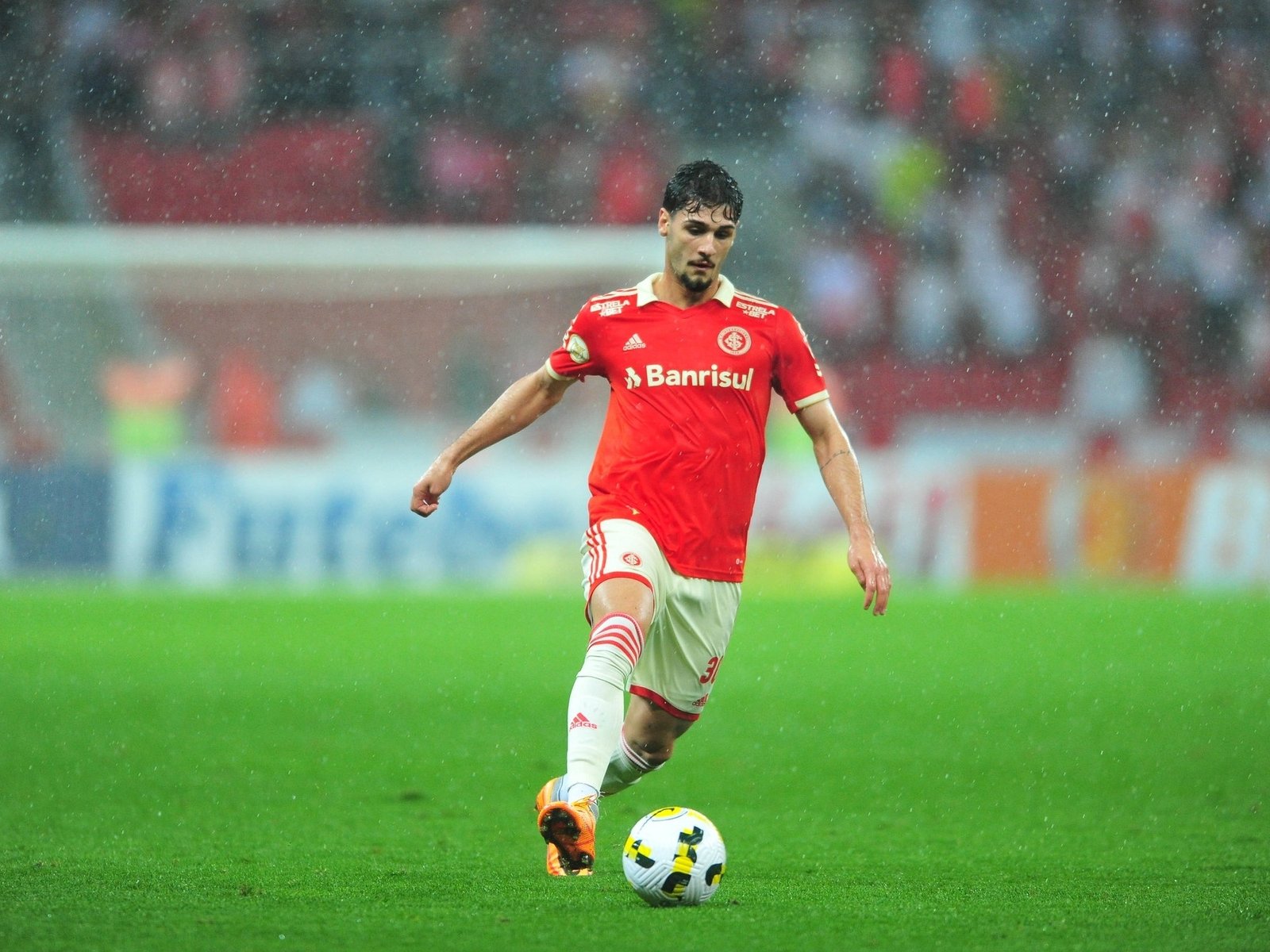 johnny-volante-do-inter-em-acao-pelo-clube-durante-jogo-no-beira-rio-1659040428324_v2_4x3