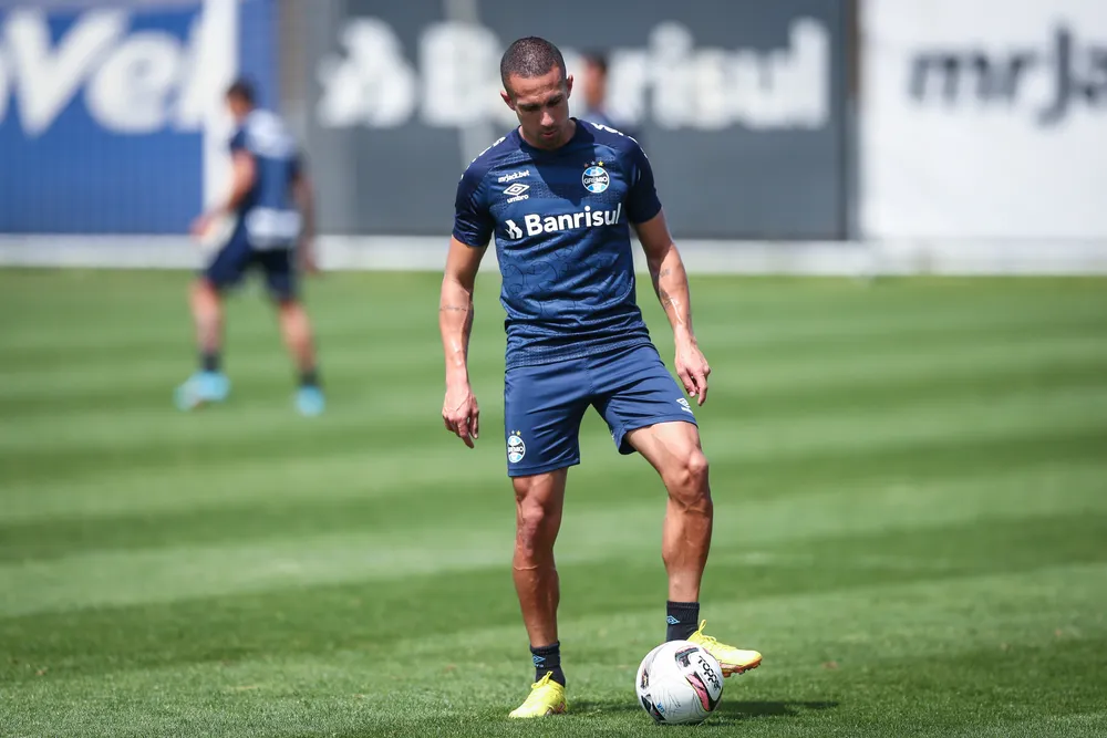 América-MG encaminha acerto com lateral Nicolas do Athletico