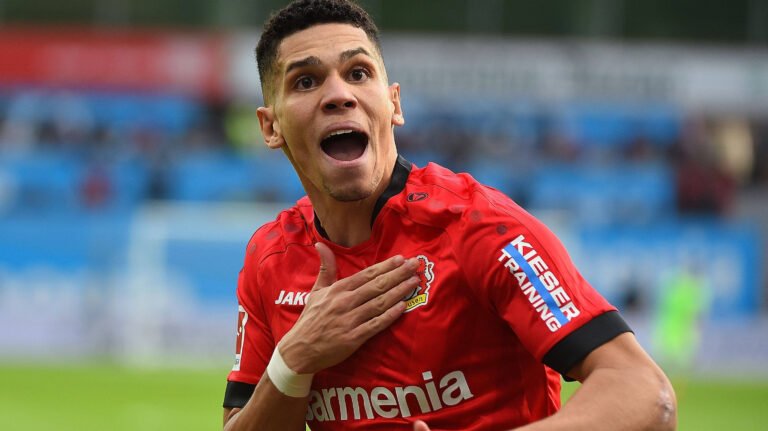 Eduardo Coudet planeja a contratação de três jogadores titulares para o Atlético-MG