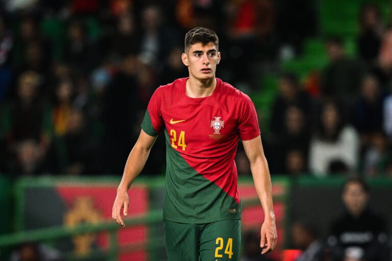 Alexander Bah rasga elogios a António Silva