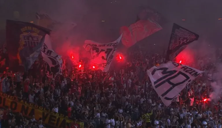Atlético-MG é multado por sinalizadores acessos em jogo contra o Palmeiras