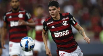 Flamengo renegocia duração de contrato e Ayrton Lucas fecha acordo até 2027
