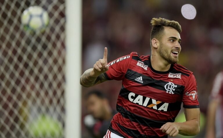 Ex-Flamengo, Felipe Vizeu fecha com equipe brasileira