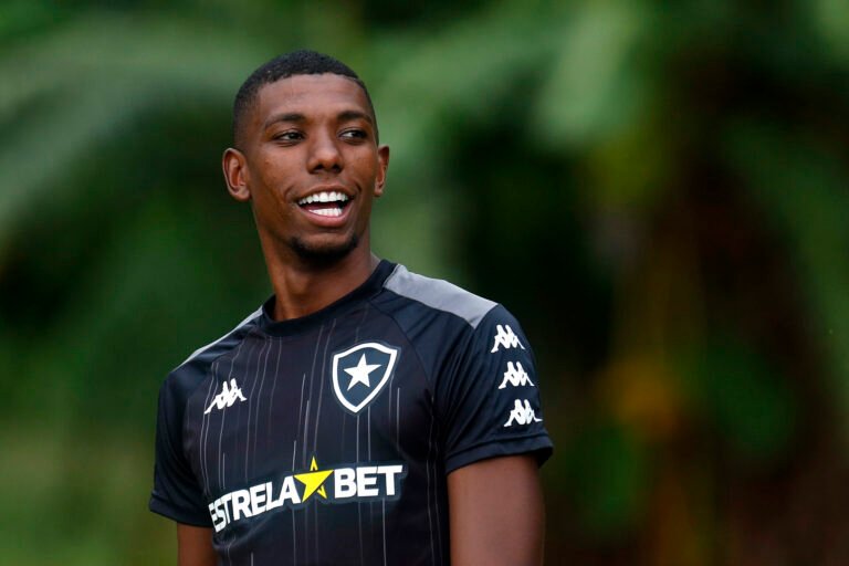 Botafogo acerta empréstimo de Kanu ao Bahia