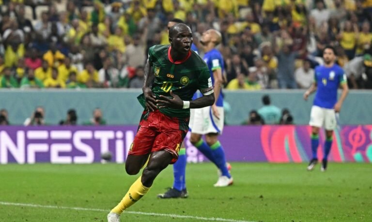 Pela primeira vez na história das Copas, o Brasil é derrotado por uma seleção africana