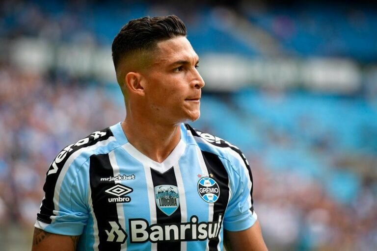 Grêmio renova contrato com Rodrigo Ferreira