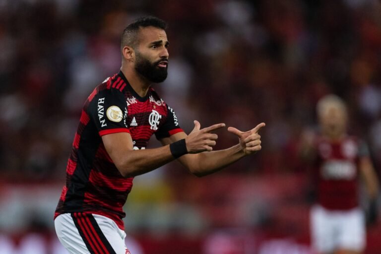 Destaque do Flamengo em 2022, Thiago Maia entra na mira de clubes árabes