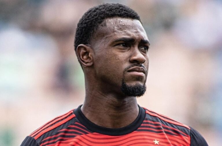 Flamengo recebe proposta de clube português pelo zagueiro Otávio