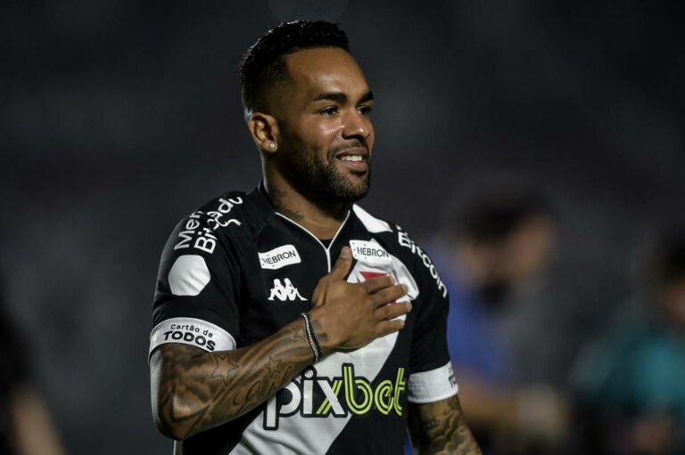 Corinthians nega interesse em Alex Teixeira, que tem propostas de Cruzeiro e Vasco