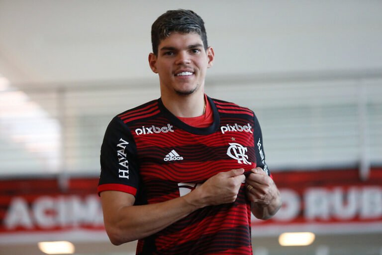 Flamengo chega a acordo com Spartak e compra Ayrton Lucas por € 7 milhões de euros