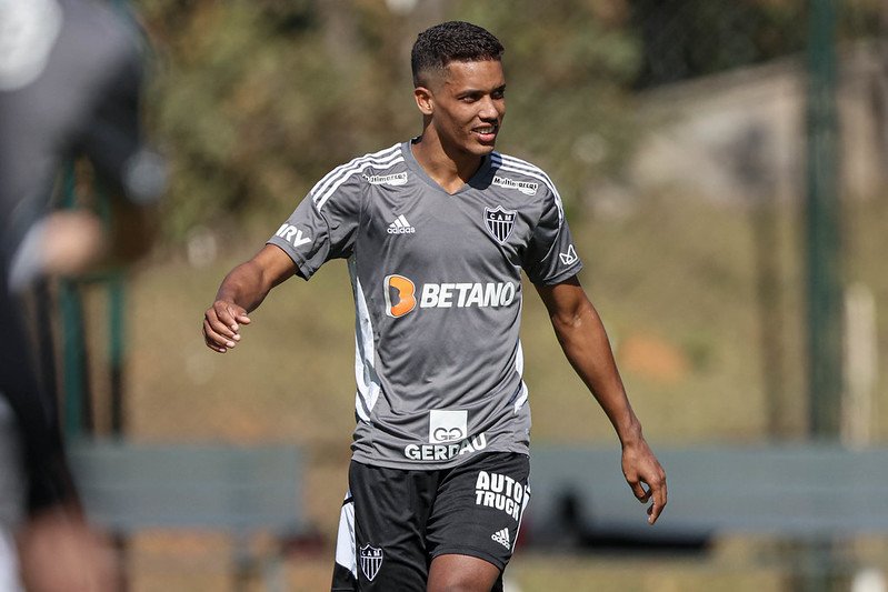 Atlético-MG inicia negociações com Shakhtar para estender empréstimo de Pedrinho