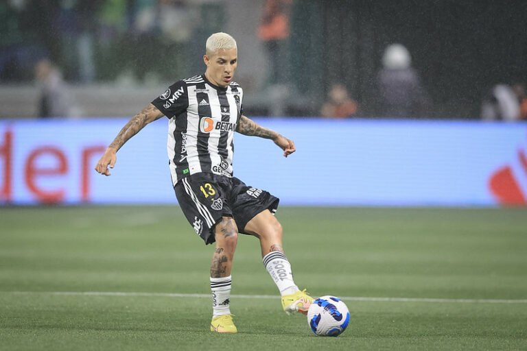 Recuperando de lesão, Guilherme Arana tem previsão de retorno aos gramados