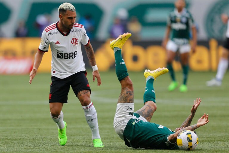 Matheuzinho ‘esquece’ clubes do RJ e cita Palmeiras como maior rival do Flamengo