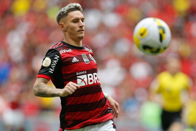 Varela vai assinar em definitivo com o Flamengo em junho
