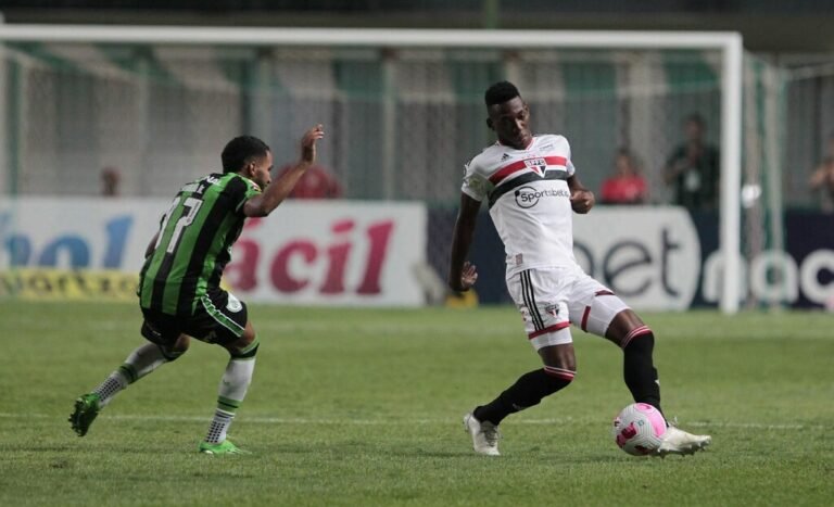 Léo chega ao Rio de Janeiro para assinar com o Vasco