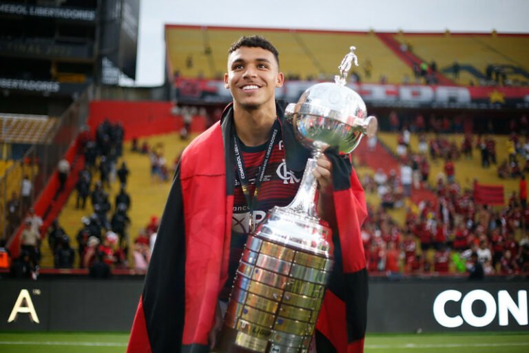 Victor Hugo encerra 2022 valorizado no Flamengo e alvo de clubes europeus
