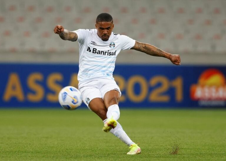 Dirigente do Flamengo é visto em reunião com Douglas Costa