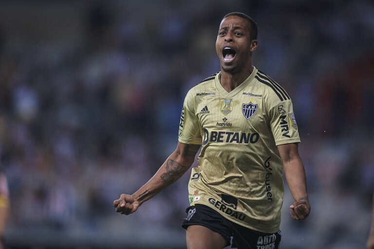 Atlético-MG ofereceu Keno e outros três jogadores por Edenílson, mas Internacional recusou
