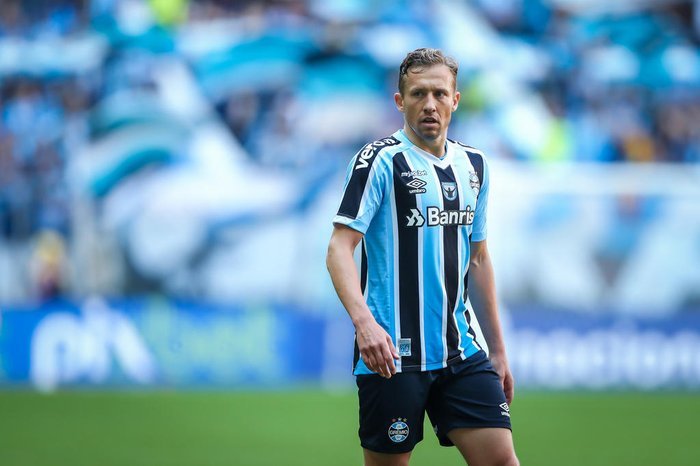 Após alterações nos exames de rotina, Lucas Leiva é afastado das atividades do Grêmio