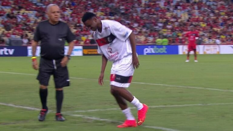 Jeffinho leva a pior em dividida no Jogo das Estrelas e preocupa torcedores do Botafogo