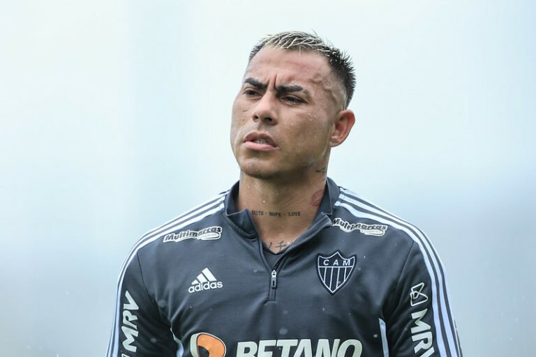 Coudet se encanta com Eduardo Vargas e pede a permanência do chileno no Atlético-MG