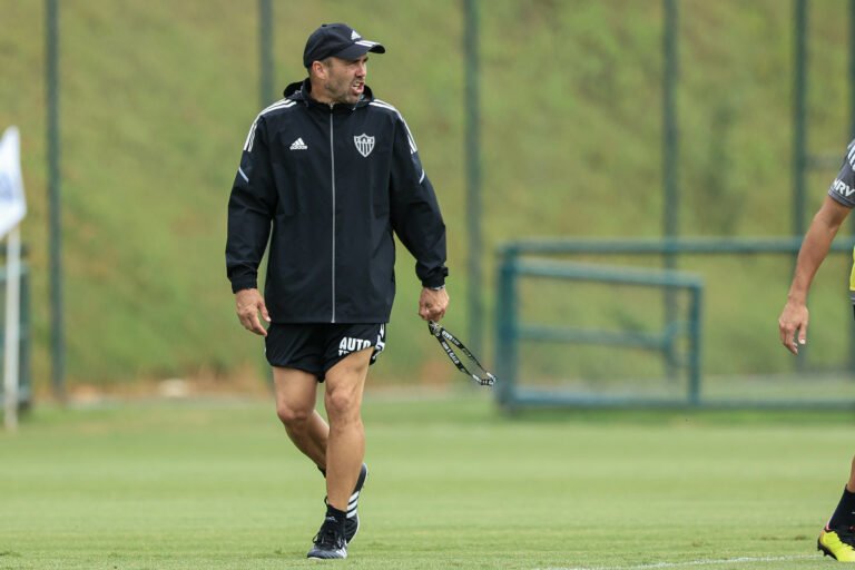 Atlético-MG tem seis jovens jogadores treinando no elenco profissional; veja nomes