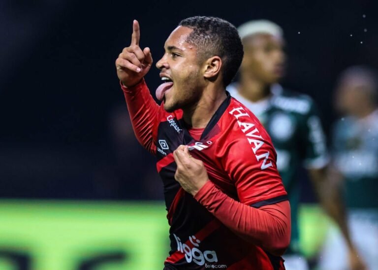 Vitor Roque recebe proposta oficial do Barcelona, mas aguarda oferta do Real Madrid