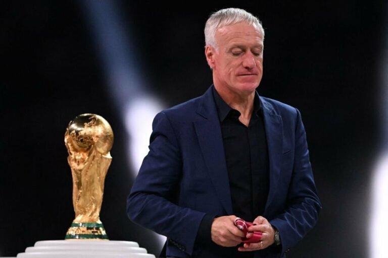 Didier Deschamps teria comunicado aos jogadores a sua saída da Seleção, afirma jornalista