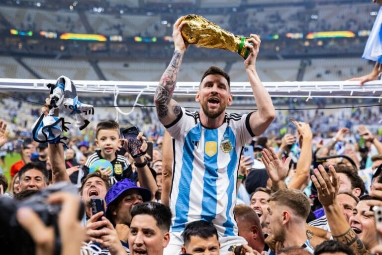 Messi faz pedido ao PSG para apresentar a taça da Copa no Parque dos Príncipes