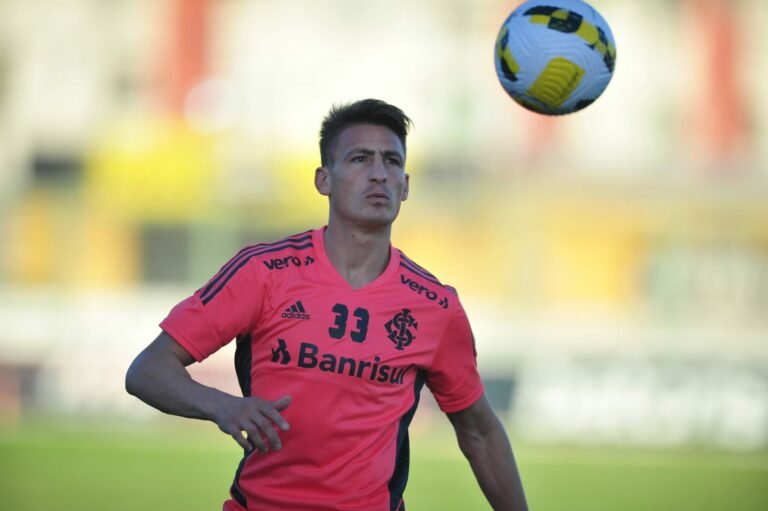 Saindo? Internacional recebe proposta por atacante